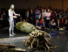 Lofoten International Art Festival er en av festivalene som er foreslått overført til Kulturrådet i 2016. Her fra Roderick Hietbrinks performance <i>The Slimy is Myself, or How I Want to Be a Pigeon</i> under åpningen av LIAF 2015. Foto: LIAF / Kjell Ove Storvik