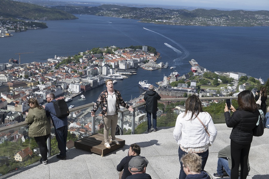 Bilete frå Operaopptur! under Festspillene i Bergen, der morgondagens operastjerner poppa opp på Fløyen. Tiltaket er eit samarbeid med Bergen Nasjonale Opera. Begge får statstilskot og er med i Kulturdirektoratets musikk- og scenekunststatistikk 2024. Foto: Thor Brødreskift / FiB