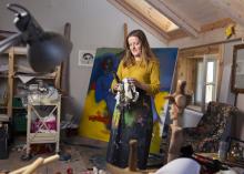 Glasslåven på Hadeland er tildelt 400 000 kroner fra ordningen for næringsutvikling til å styrke kunstsenterets økonomiske bærekraft, nå nye målgrupper og sikre inntekter til kunstnere. Foto: Ingvil Skeie Ljones, kunstnerportrett av Marit Knarud.