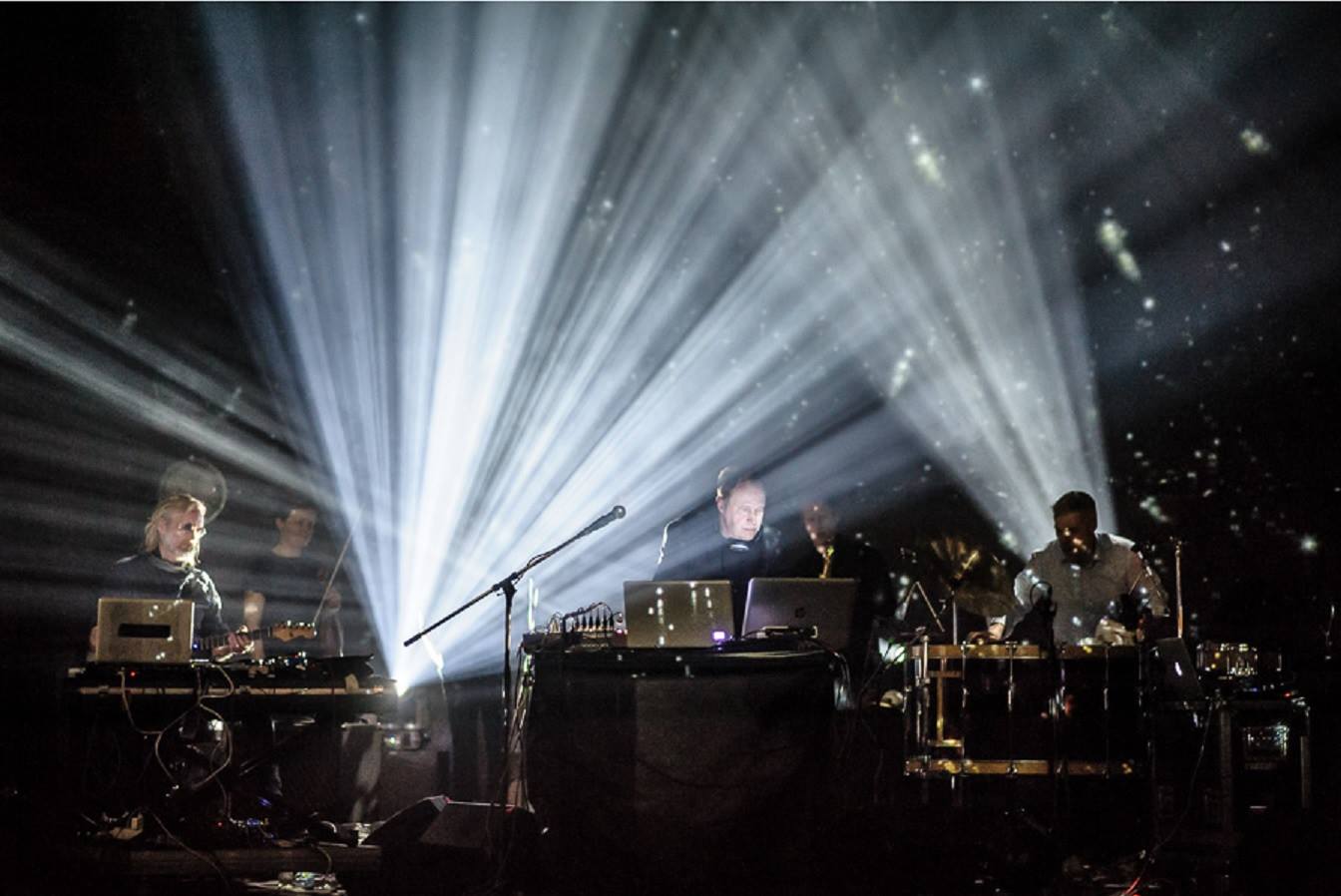 Norsk musikk er internasjonal. Her spiller Eivind Aarset, Erik Honoré og Ingar Zach på Punktfestivalen i Praha. Foto: Michal Hradecky