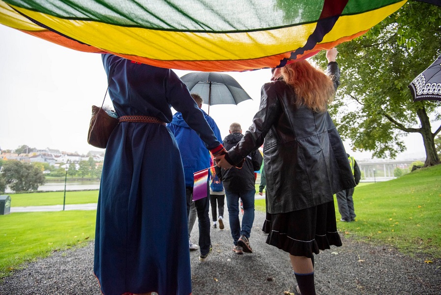 Organisasjonen Garmeres, av og for skeive i hele Sápmi, får 100 000 kroner til å holde ikke-binært kofteverksted i Skien. Foto: Garmeres.