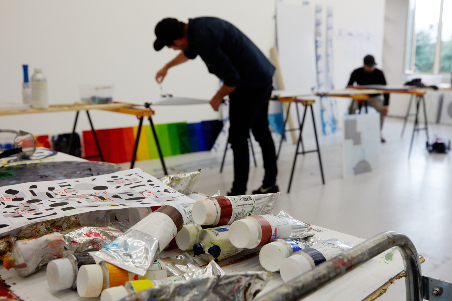 Illustrasjonsbilde: Javier Barrios (kunstner) og Jon Gorospe (assistent) arbeider i studio, de får tilskudd fra Kulturrådets kunsterassistentordning. Foto: Marta Anna Løvberg.