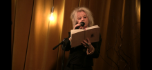Marie Silkeberg leser dikt på Nordisk poesifestival i 2019 (foto: Hans Kristian S. Rustad)