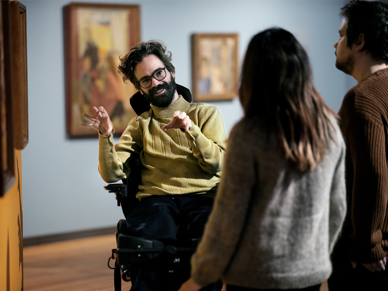 Alexander Petersen jobber blant annet med tekst- og filmproduksjon. Han er også styremedlem i Norges Handikapforbunds Ungdom som skal gi råd til søkere og aspiranter i Kulturrådets nye aspirantordning. Foto: Odd Mehus.