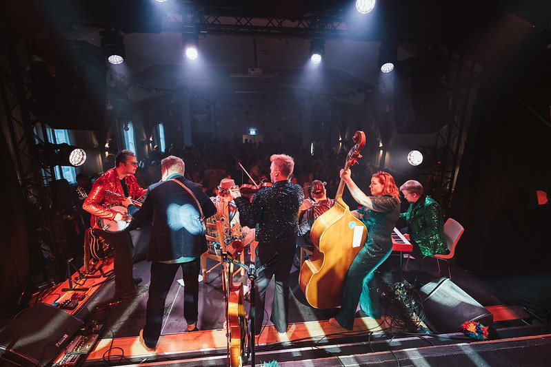 Gammaldansgruppa Madam Jam opptrer under Folkemusikkveka i Ål i 2025. Foto: Anders Lillebo