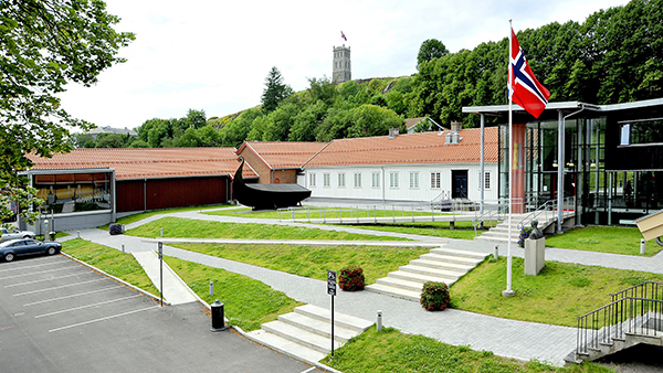 Mange museer har tilrettelagt sine lokaler for rullestolbrukere. Bilde: Slottsfjellmuseet har tilrettelagt inngangsparti for rullestolbrukere. Foto: Nils K. Borge / Vestfoldmuseene