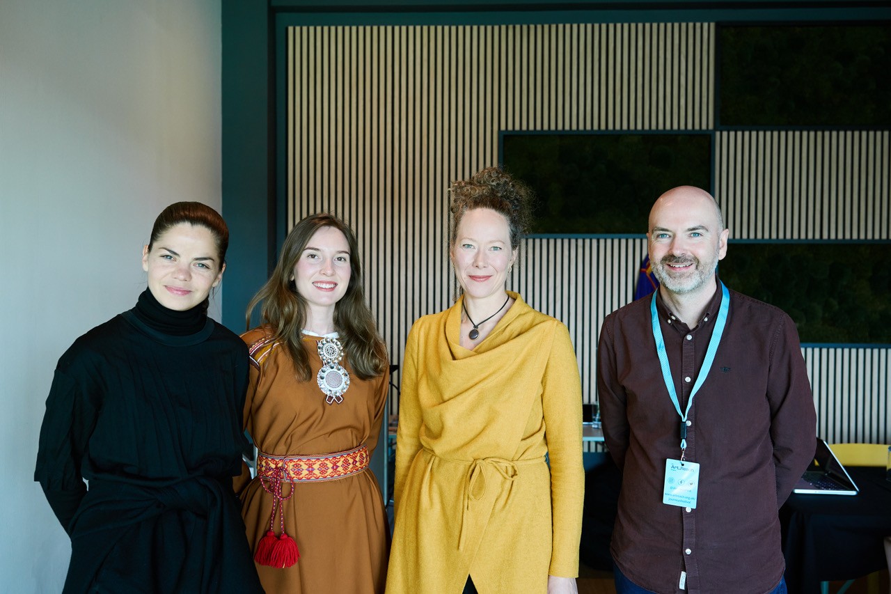 F.v. Olga Regitze (DK), Emma Elliane Oskal Valkeapää (Sápmi/NO), Maiken Garder (Sápmi/NO) og Paul Steele (UK) Foto: Art Reach UK