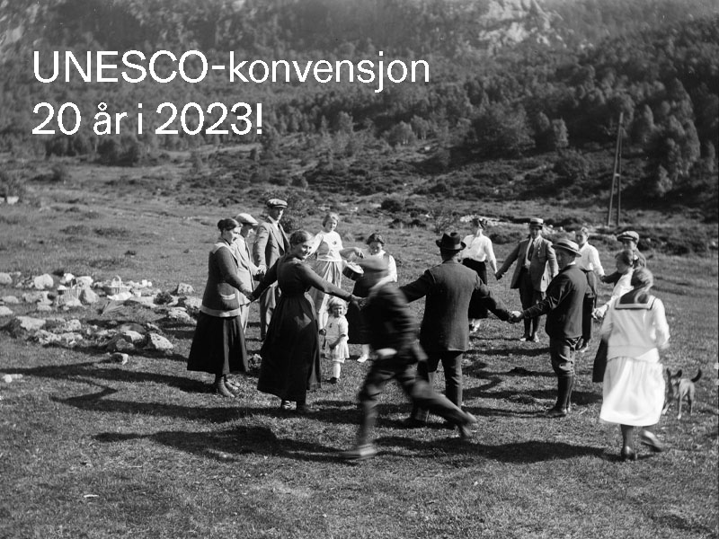 Slå på ring er en tradisjonell sanglek, mest brukt som en lek for barn, men tidligere også brukt blant ungdommer og voksne. Leken er et eksempel på levende kulturarv. Foto: Fylkesarkivet Sogn og Fjordane / Wikimedia