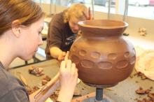 Firing Up skal vekke interesse for keramikk på landets skoler. Prrofesjonelle keramikere er med læreren og re-starter de mange kalde keramikkovnene. Prosjektet fikk prosjektstøtte fra kulturvern i 2016.