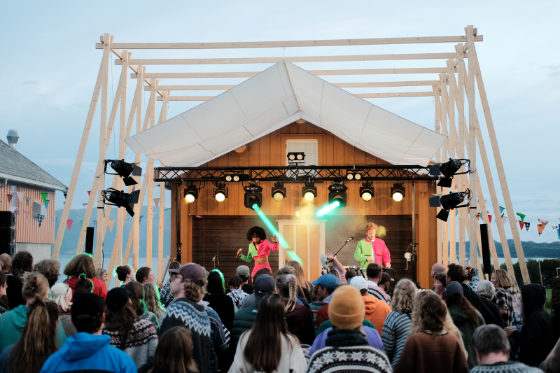 Fra Heim Festival i Trøndelag. Her er det den norsk-kenyanske duoen Unganisha på scenen. Festivalen har fått tilskudd fra Kulturrådet (foto: Henning B. Stokka).