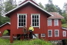 Befaring og nyregistrering av Tangvald Mølle i Bamble kommune, kvernhus og mølle fra 1887.  Avdelingsleder Bjørn Rudborg og håndverker Hans Petter Musum fra Telemark Museum. Foto: Telemark Museum