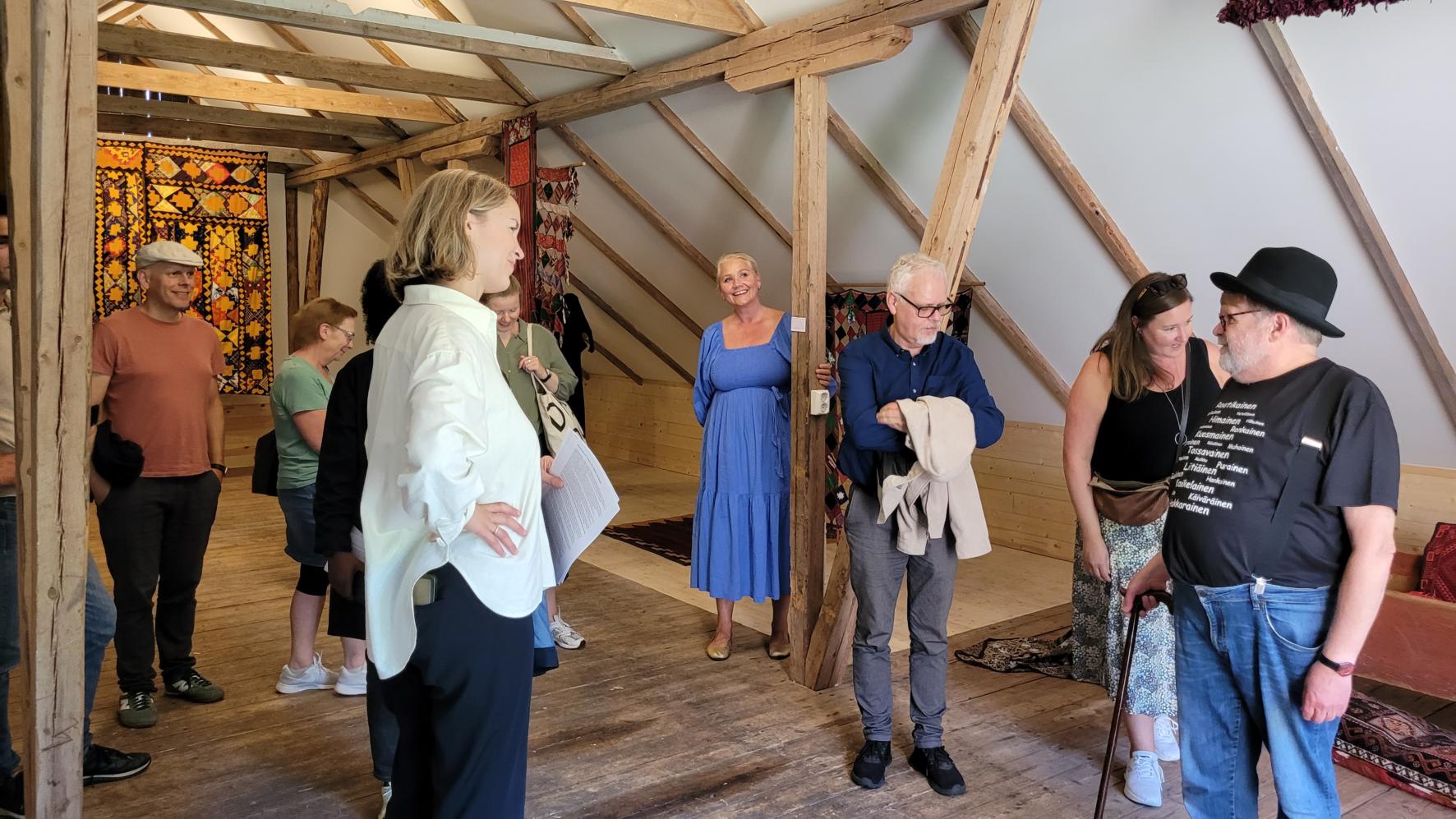 Natthagen er et galleri, kunstnerresidens, bygdemuseum og sommerkafé i skogen i Julussdalen. Her viser daglig leder Trond Einar Solberg Indsetviken frem utstillingsrommet Kjøringa, med utstillingen Safran og rosevann. Natthagen har bl.a. fått tilskudd til å omgjøre tidligere gårdsbygninger til kunstnerverksted og visningsrom for kunst fra ARENA–ordningen. Foto: Natthagen / Robert I. Khoury