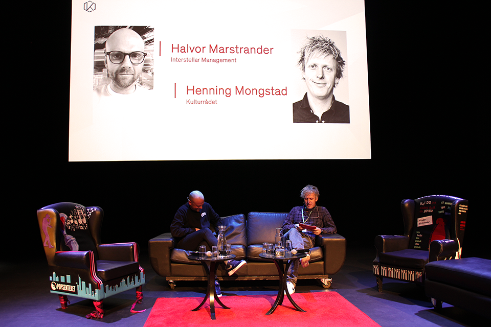 Astrid S-manager Halvor Marstrander i samtale med Kulturrådets Henning Mongstad under Bylarm 2020.