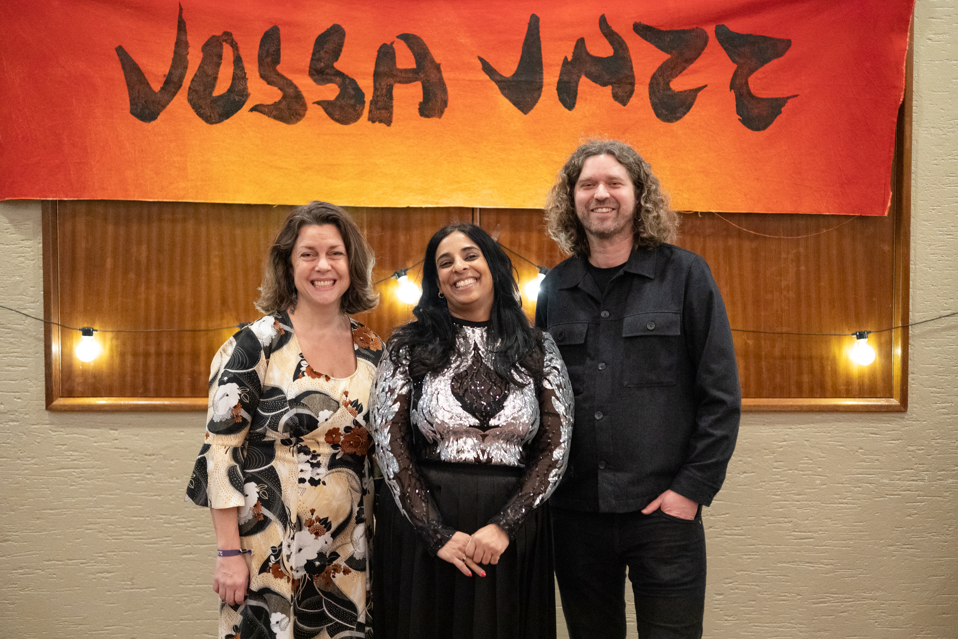 Festivalsjef på Vossa Jazz Laila Melkevoll, kultur- og likestillingsminister Lubna Jaffery og utvalsleiar Ivar Chelsom Vogt. Foto: Ådne Dyrnesli / Vossa Jazz