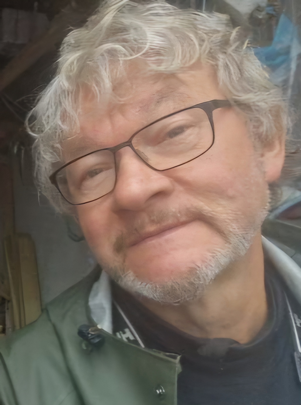 Foto av Arild Danielsen, med grønn jakke og briller.