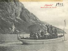 DNT Oppland har fått støtte til digitalisering av turistforeningens fotosamling. Her fra en båttur på Gjendevann i 1907. Foto: DNT