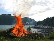 Jonsokfeiring på Kyrkjebø i Høyanger, Sogn og Fjordane. Foto: Frank Johansen