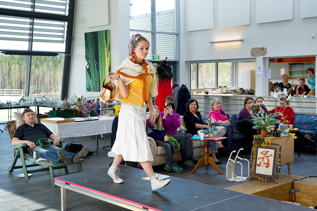 Catwalk med kunstnere og elever. Kolleksjon: Jennie Hagevik Bringaker. Foto Ingun A. Mæhlum