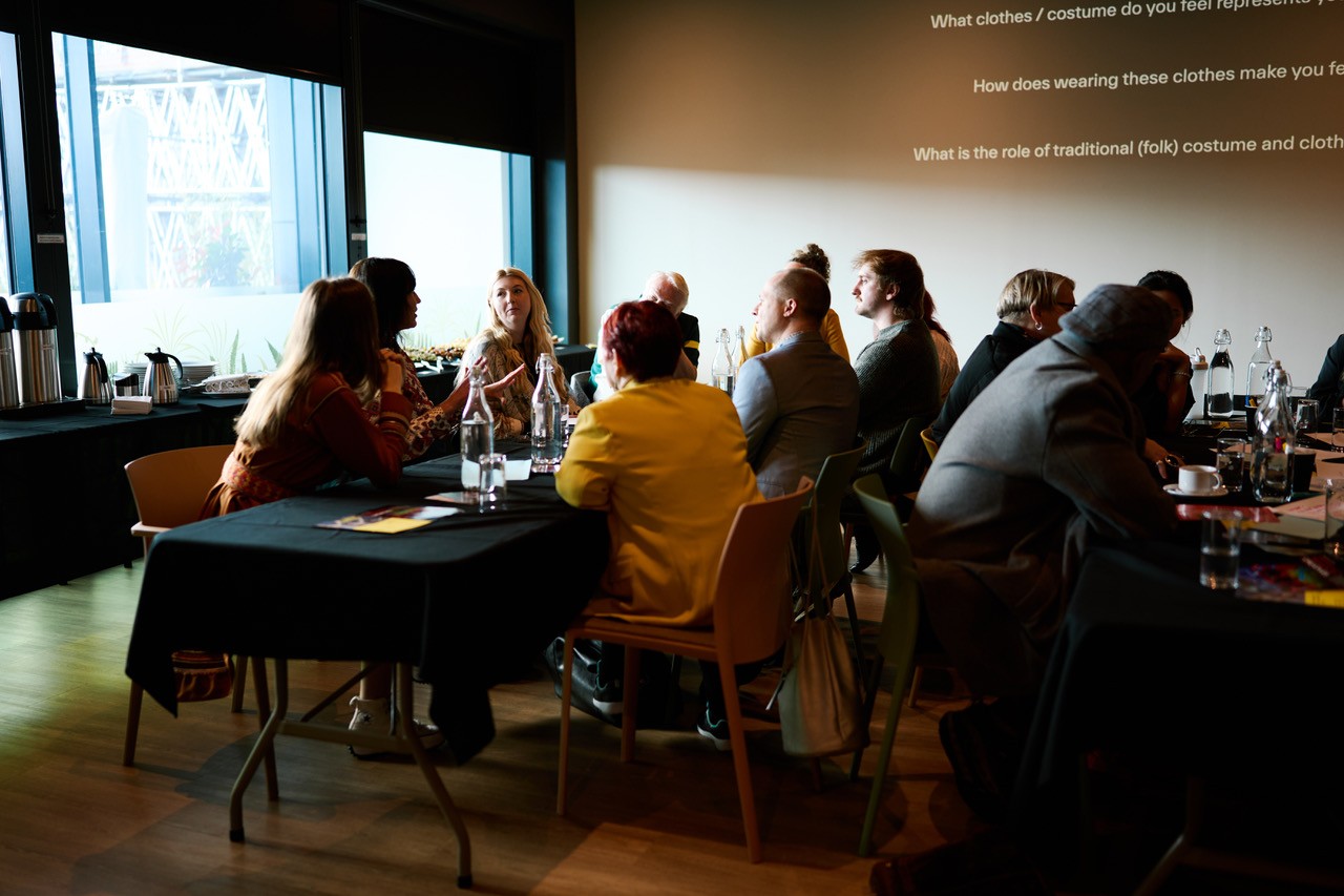 Norske Elle Sofe Company var med på forrige runde i programmet og fikk penger til prosjektet Pathways to Process i samarbeid med britiske Art Reach og danske Olga Regitze. Bilde er fra et seminar i Leicester der prosjektet inviterte til en samtale om kulturelle symboler og klær som påvirker i kultur. Foto: Art Reach UK.