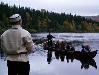 I desember 2020 gav Kulturrådet tilskudd til etablering av kventeateret, «Kvääniteatteri» i 2021 og det ble gitt tilskudd til det årlige spillet «Kyläpeli». Bildet er fra første gang Kyläpeli ble arrangert i 2017. (Foto: Angelika Goldmann.)