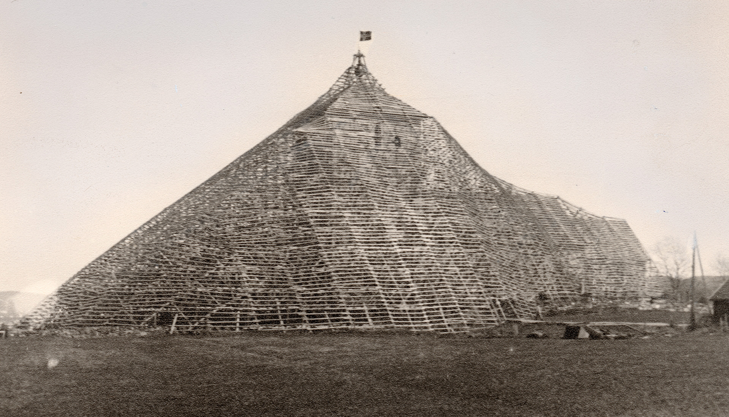 Avaldsnes kirke kamuflert under andre verdenskrig. Foto: Ukjent / Riksantikvaren