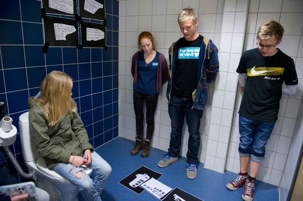 Dopoesi hvor publikum kunne komme inn en og en og få opplesning av tekster som var produsert under workshop. Av Morten Wintervold og elever. Foto Ingun A. Mæhlum