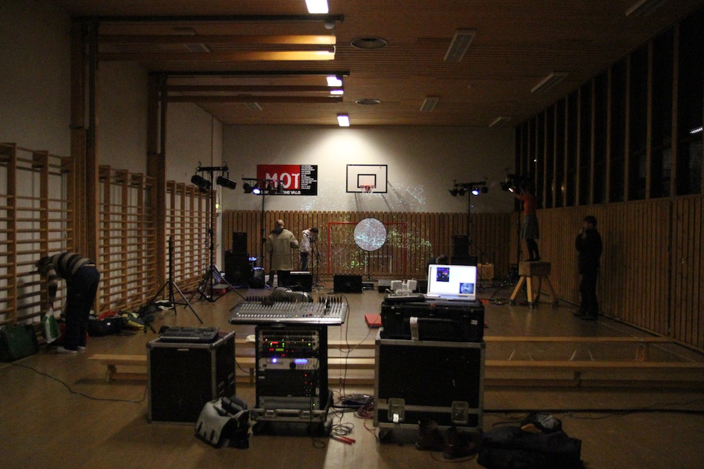 Fra gymsal til konsertsal i Farsund, desember 2010. Foto: Pekka Stokke.
